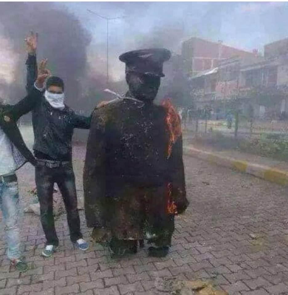 Atatürk büstleri yakıldığında sesiniz çıkmadı..

İstiklal marşı okunurken ayağa kalkmadılar, kılınız kıpırdamadı..

Parti kongresinde tek bir Türk bayrağı açmadılar, görmezden geldiniz..

Apo’nun heykelini dikeceğiz diyen adama selam yolladınız..

Her evden Bir oy CHP ye, bir oy