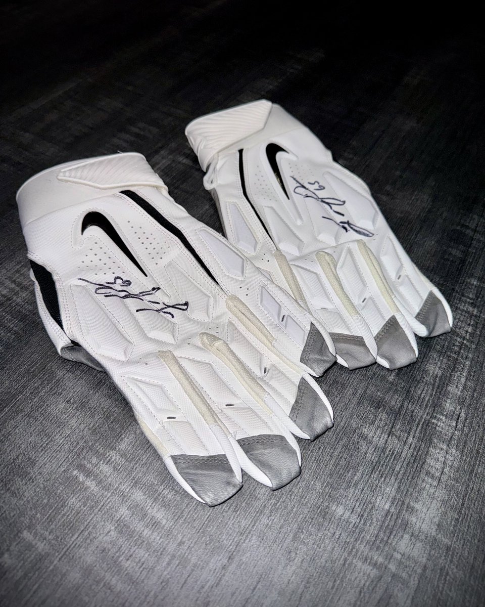 Philadelphia Eagles (@eagles) on Twitter photo RT for a chance to win these <a href="/LaneJohnson65/">Lane Johnson</a> autographed gloves 👀
Every RT is a vote for Lane! #WPMOYChallenge
Rules: bit.ly/3GKNUWo RT for a chance to win these <a href="/LaneJohnson65/">Lane Johnson</a> autographed gloves 👀
Every RT is a vote for Lane! #WPMOYChallenge
Rules: bit.ly/3GKNUWo