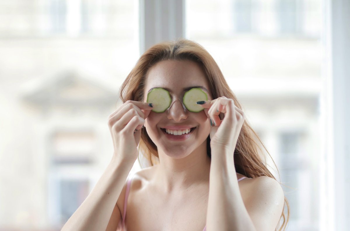 skintelli's tweet photo. Post-Holiday Skin Detox: 5 Quick Tips

💧Hydrate: Increase water intake.
🧼Gentle Cleansing: 2x daily.
🥑Nutrient-Rich Diet: eat berries, spinach, avocados.
🌿Collagen Boost: Choose skincare with hyaluronic acid, retinol, vitamin C.
🏋️‍♀️Exercise: Improve circulation and detoxify. https://t.co/cd3fluMAEg