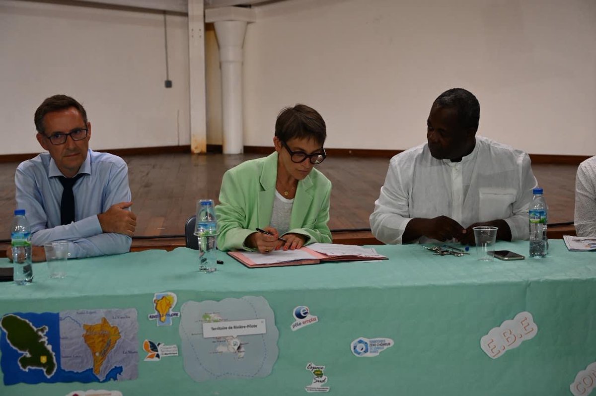 Prefet972's tweet image. [#emploi] | Signature le mardi 26 décembre, de la convention "Territoire Zéro Chômeur de Longue Durée" #TZCLD sur la commune de Rivière Pilote, en présence de la SP à la Cohésion Sociale, du maire, du #deets, de la présidente de l'association APIER et de @poleemploi_Mque