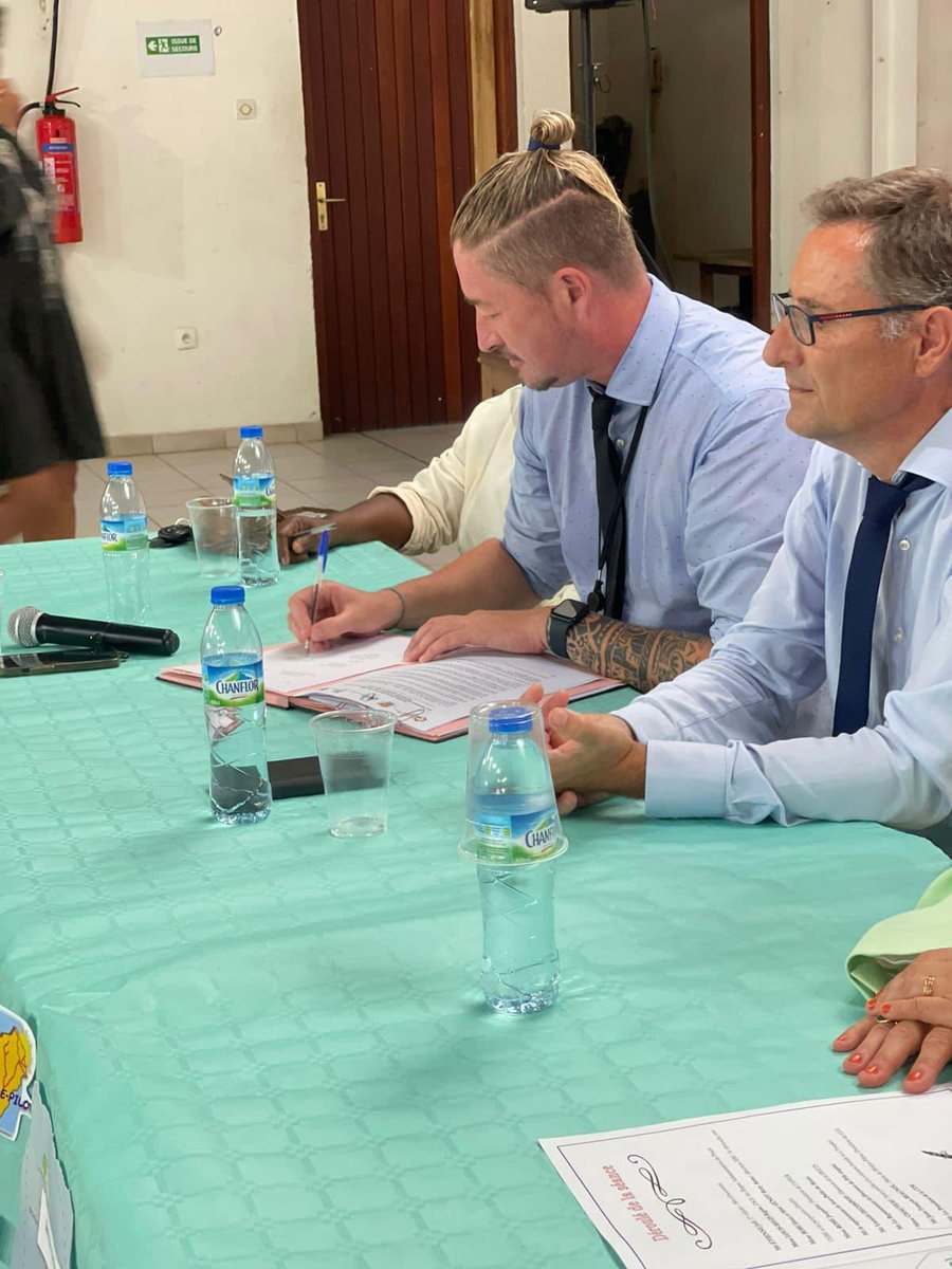 Prefet972's tweet image. [#emploi] | Signature le mardi 26 décembre, de la convention "Territoire Zéro Chômeur de Longue Durée" #TZCLD sur la commune de Rivière Pilote, en présence de la SP à la Cohésion Sociale, du maire, du #deets, de la présidente de l'association APIER et de @poleemploi_Mque