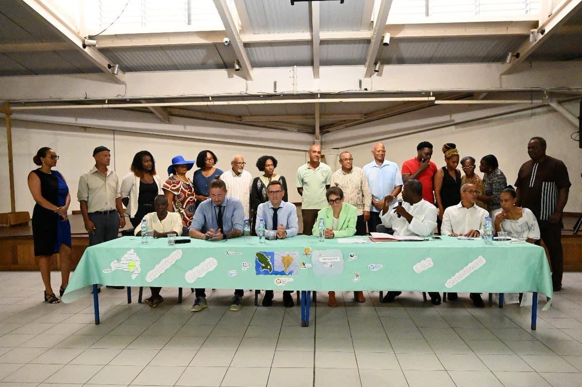 Prefet972's tweet image. [#emploi] | Signature le mardi 26 décembre, de la convention "Territoire Zéro Chômeur de Longue Durée" #TZCLD sur la commune de Rivière Pilote, en présence de la SP à la Cohésion Sociale, du maire, du #deets, de la présidente de l'association APIER et de @poleemploi_Mque