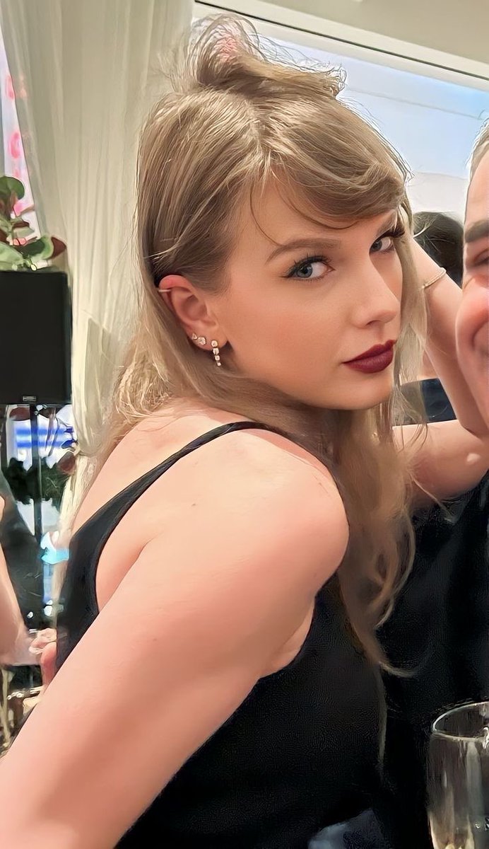 midnigghtrain's tweet photo. 🧵fotos donde taylor sirvió concha este año https://t.co/lFMKxNYDun