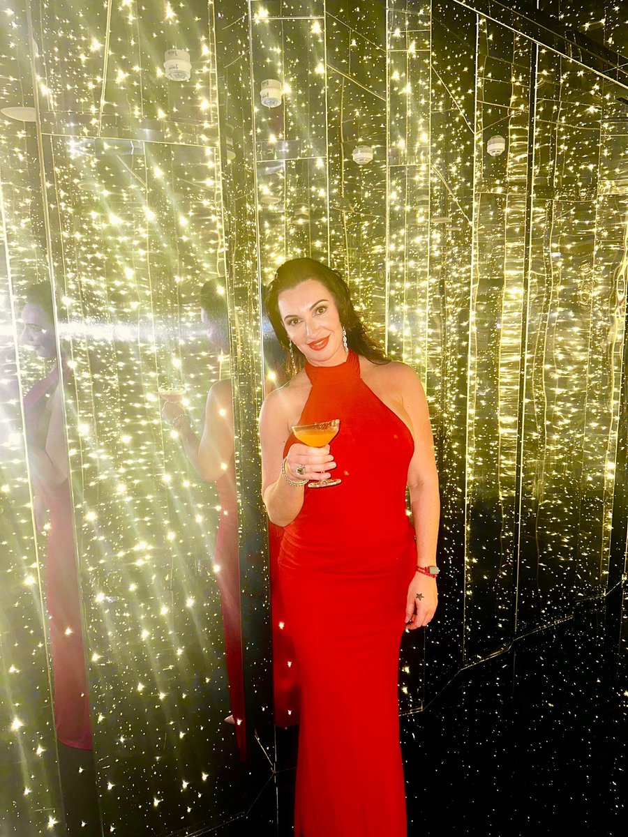 shoechic79's tweet photo. #AllRedEverything #LadyInRed #Scarletnights https://t.co/bl65tyCbbT