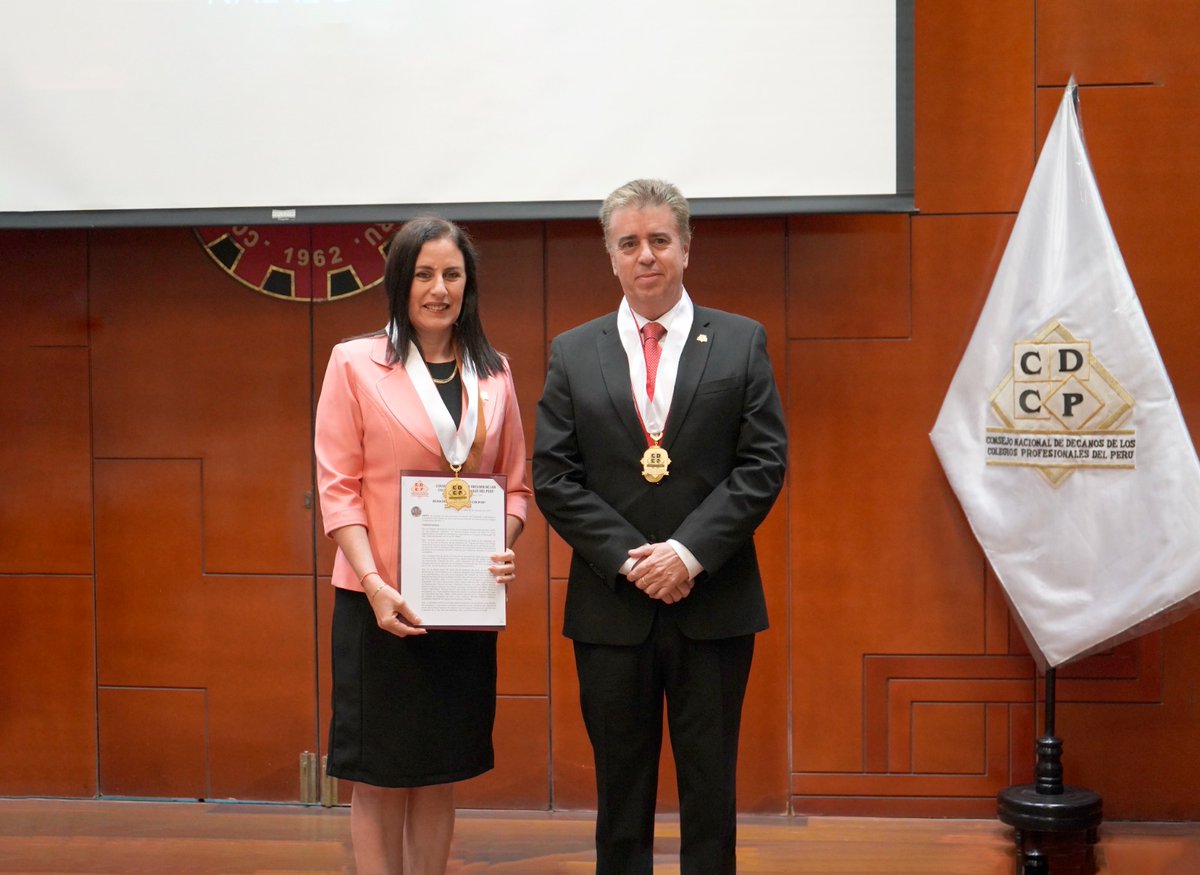 cap_cn's tweet photo. Ayer se realizó la Ceremonia por el 17° aniversario del CDCP- Consejo Nacional de Decanos de los Colegios Profesionales del Perú, donde nuestra Vicedecana Nacional, Arq. Gabriela Vildósola, juramentó como Miembro Accesitario del Tribunal de Honor del CDCP. https://t.co/mhE6RsOz0E