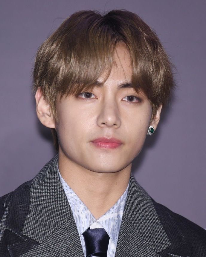ellejapan's tweet photo. 本日12月30日はBTS #V 28歳の誕生日🎂💜
記念すべき誕生日を祝して #テテ がこれまでに見せた眼福ビジュアルを振り返り✨✨

▼記事はこちら
https://t.co/xjnT1FZT6f

#BTS #防弾少年団
#HappyTaehyungDay #HappyVDay https://t.co/LrqY5L33VK