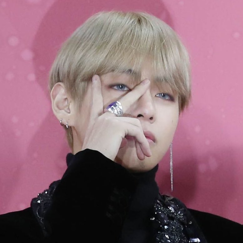ellejapan's tweet photo. 本日12月30日はBTS #V 28歳の誕生日🎂💜
記念すべき誕生日を祝して #テテ がこれまでに見せた眼福ビジュアルを振り返り✨✨

▼記事はこちら
https://t.co/xjnT1FZT6f

#BTS #防弾少年団
#HappyTaehyungDay #HappyVDay https://t.co/LrqY5L33VK