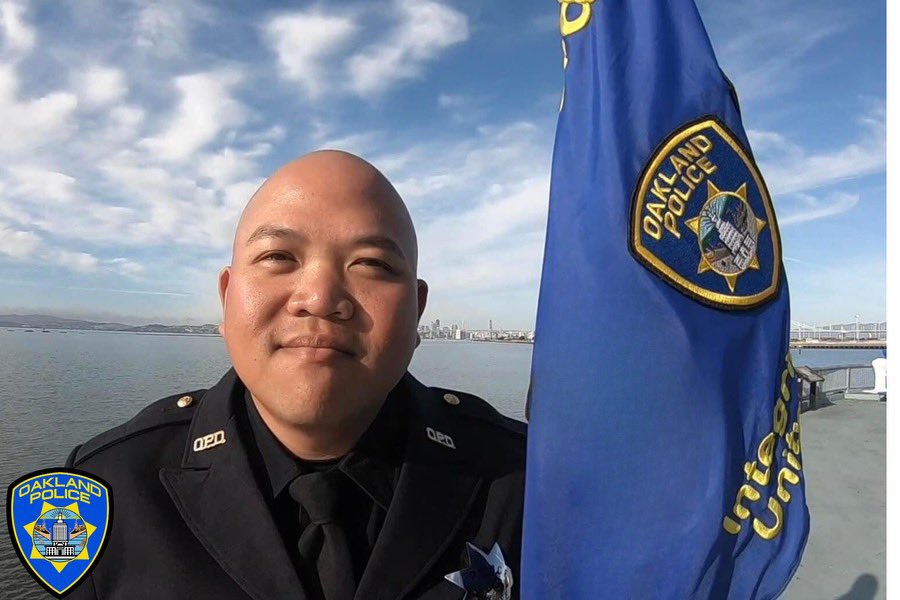 SuzannePhan's tweet image. CA Gov Newsom honors #Oakland police officer killed.

Officer Tuan Le, 36, was a four-year veteran of the Oakland Police Department. He is survived by his wife and his mother.

@oaklandpoliceca 
@abc7newsbayarea 
#abc7now
#abc7newsbayarea