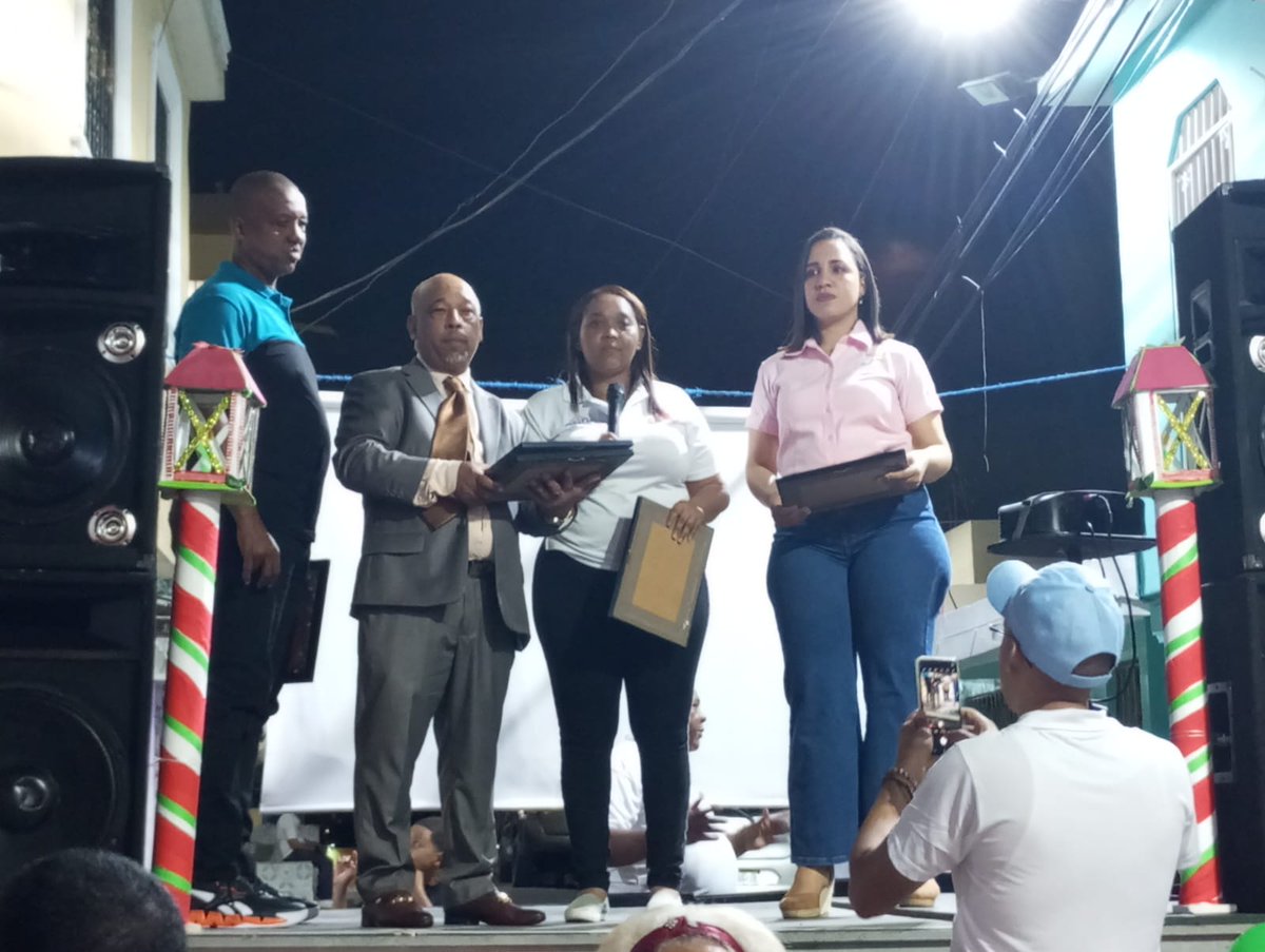 keylaDelosSanto's tweet photo. Entregando reconocimientos en el sector los guandules, junto a un nuevo amigo de mi barrio capotillo Dany Perez, presidente del club deportivo tierra santa. 

#JusticiaSocial #DraKeylaRegidora @jcesarvalentin https://t.co/l3uhVetBur