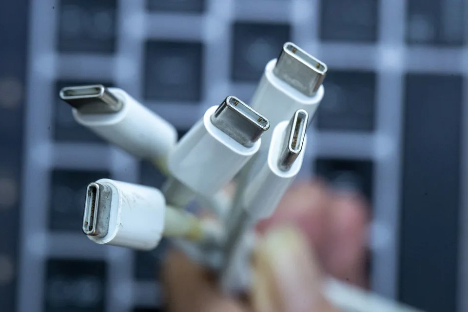 anhvjf's tweet image. Generative AI, Apple Vision Pro headset, and open standards like Threads emerge as the biggest winners in tech in 2023. #TechWinners #GenerativeAI #AppleVisionPro