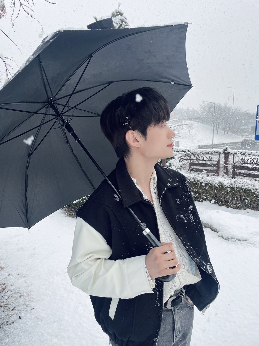 by_verivery's tweet photo. [#용승]       

내가 가는 하늘에
눈이 마중 나왔어요❄️

조심히 다녀올게요 :)

#YONGSEUNG #베리베리 #VERIVERY https://t.co/D49im70d6m