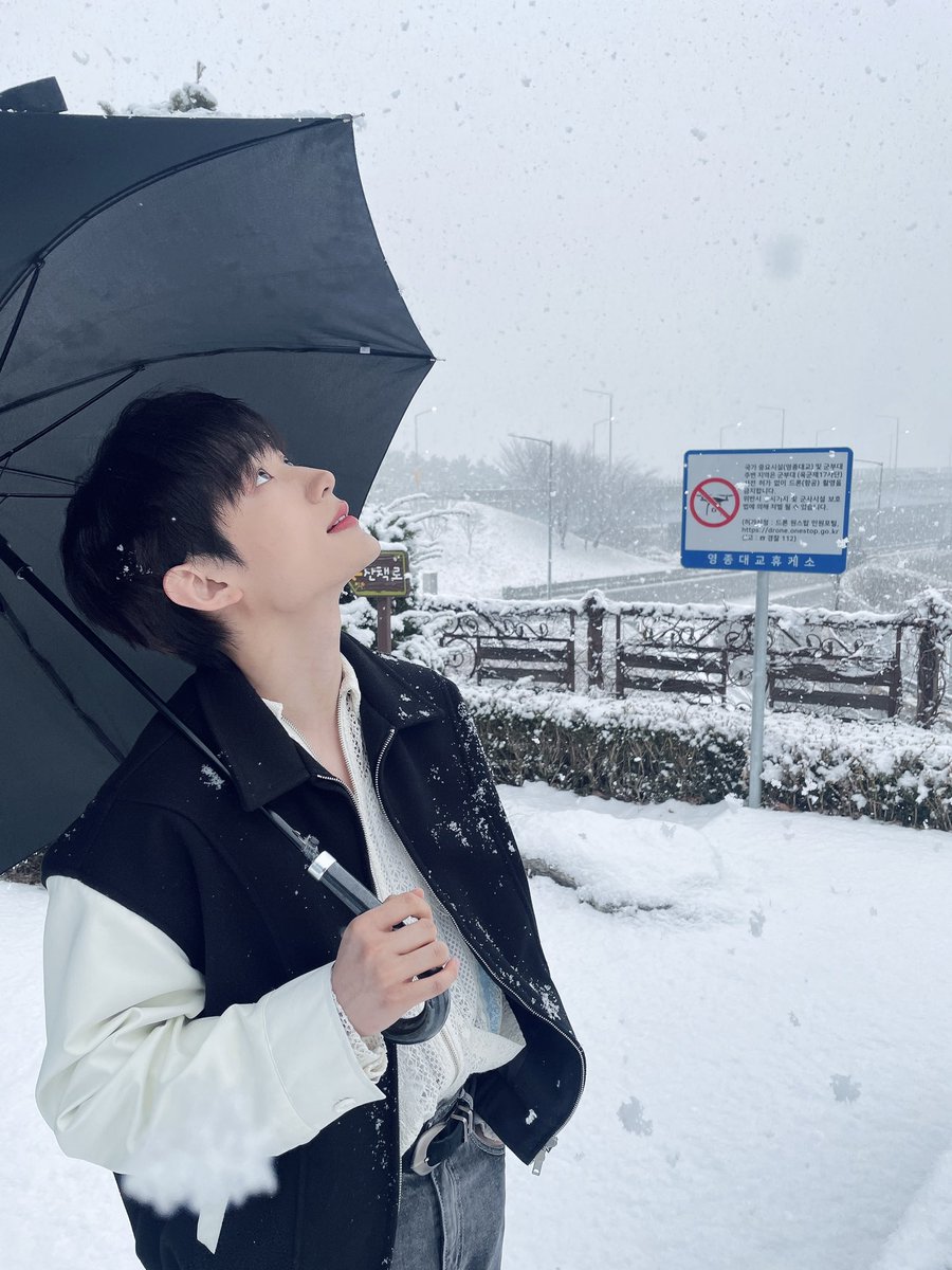 by_verivery's tweet photo. [#용승]       

내가 가는 하늘에
눈이 마중 나왔어요❄️

조심히 다녀올게요 :)

#YONGSEUNG #베리베리 #VERIVERY https://t.co/D49im70d6m