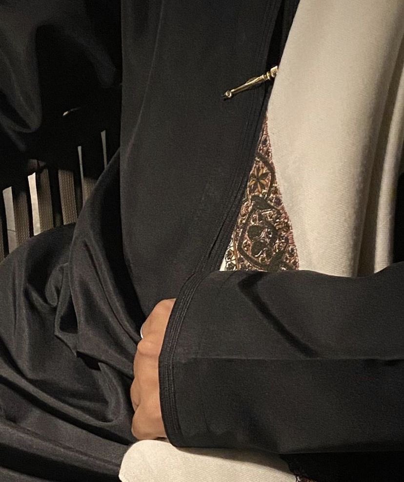 اجْعَل مُروري فِي #القلوبِ كَـ غيمةٍ
تَرْوِي العِطاش و تجبرُ المكسورا
و امْلَأ #فُؤَادِي مِنْ لَدُنْكَ قناعةً
إنّي سأبقى بالعطا مأجوراً
يا #رَبّ بَابِك لستُ أطرقُ بَابُهُم
قلبٌ بـ بَابِك لَمْ يَزَلْ مسروراً