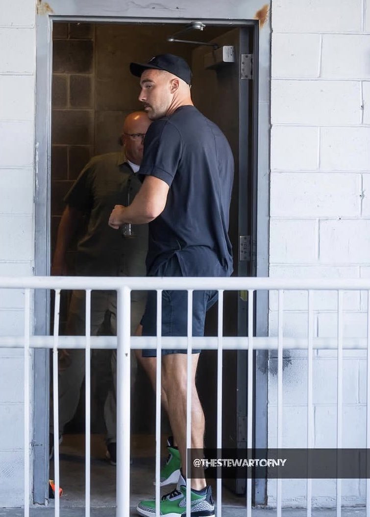 karmaszone's tweet photo. Remember when Travis sneaked into Taylor’s apartment in nyc on game day and said good morning to the papzz. It was like the opposite of walk of shame https://t.co/0qTj2sePlo