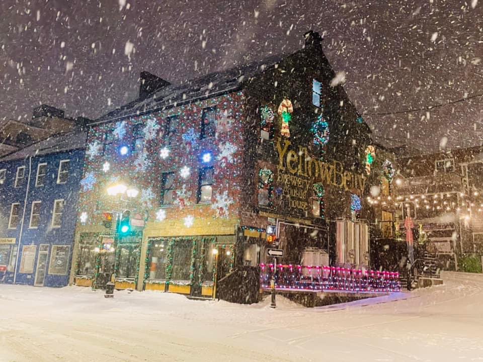 Downtown St. John’s looks like it belongs in a snow globe tonight! #NLwx 

📸 Leslie Snow