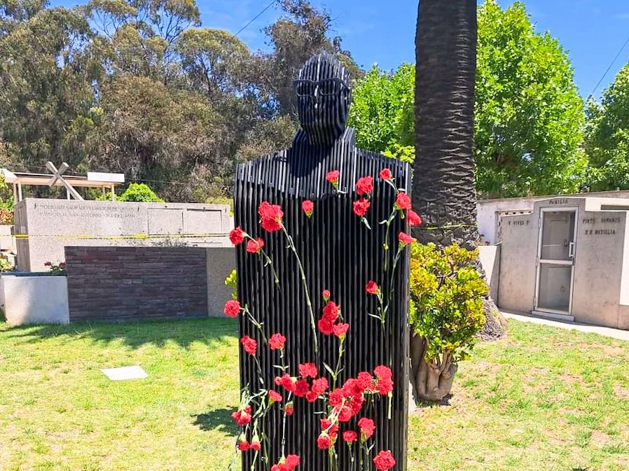 FSAllende's tweet image. Hoy se inauguró el Memorial al Presidente Salvador Allende en el Cementerio de Santa Inés en Viña del Mar.
Esta iniciativa fue posible gracias a la Comisión DDHH de Viña del Mar, en colaboración con el grupo Ensamble joven de Valparaíso y nosotros, la Fundación Salvador Allende.