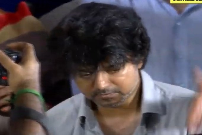 Ak_mafia_357's tweet photo. ச்சே என்ன மனுஷன் யா 
49 வயசுல கூட ஸ்கூல் ஸ்டூடென்ட்
மாதிரி இருக்காரு 😍!

#Agereversegear
#Thalapathy https://t.co/6iJskZ4k3i