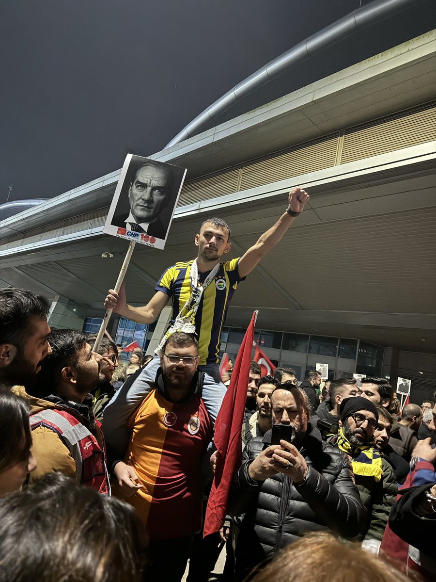 neredenevarrrr's tweet photo. Anlık Sabiha Gökçen Havalimanı;

Mevzubahis ATATÜRK ise, hangi takımı tuttuğumuz teferruattır... 

Teşekkürler Galatasaray
Teşekkürler Fenerbahçe
Teşekkürler Türkiye https://t.co/BH8y0ZAKM1