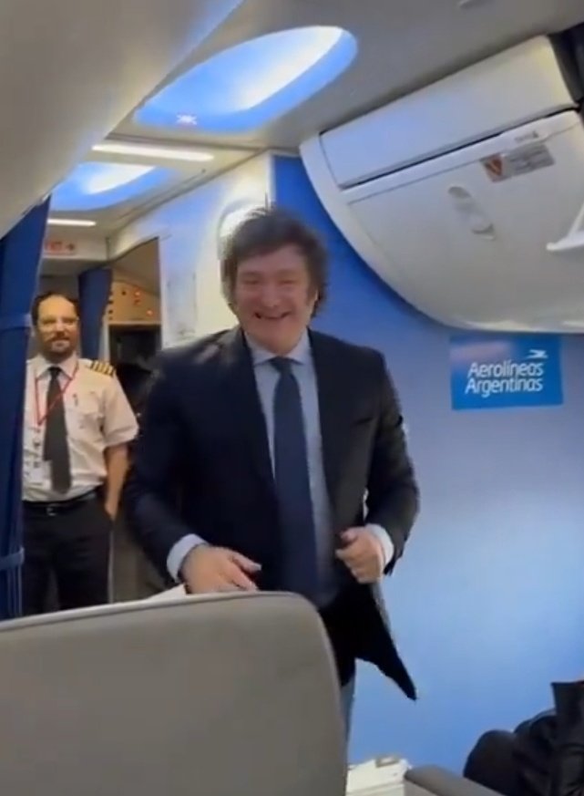 Pasamos de kirchneristas viajando en yate  a tener un presidente que viaja como un laburante más.

Que bien pusimos el voto.