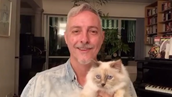 dios mira la cara de ese gato esta totalmente cansado de que le hablen de seru giran