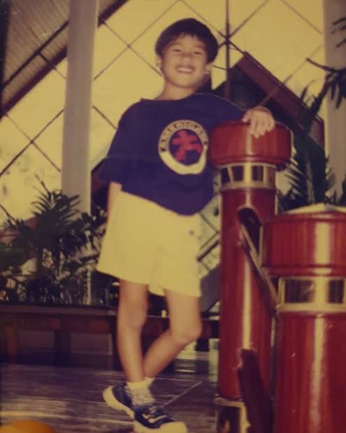 tttmidnightrays's tweet photo. Tentang Tawa(n) - Thi
Si 5 tahun dan 3 tahun
— Hari Buruk Tawan

"Thiti! Mau main sama aku gak?" sapa Harit kepada Thi ketika si tiga tahun itu hendak berlari ke halaman sekolah bermain ayunan.

"Tapi maim apa?"

"Main peluk pohon!" jawab Harit dengan cengiran khasnya. Tapi— oh! https://t.co/mzG5Ifij1a