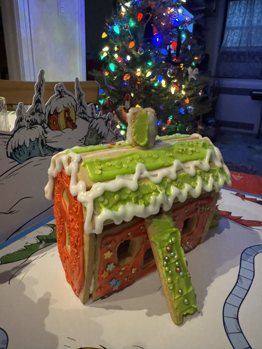 Today’s making included frosting and assembling a Grinch-themed gingerbread house kit (a gift from Mr Carnivore).

(The 3 decorated cookies came as is—I don’t have those decorating skills! 😆)