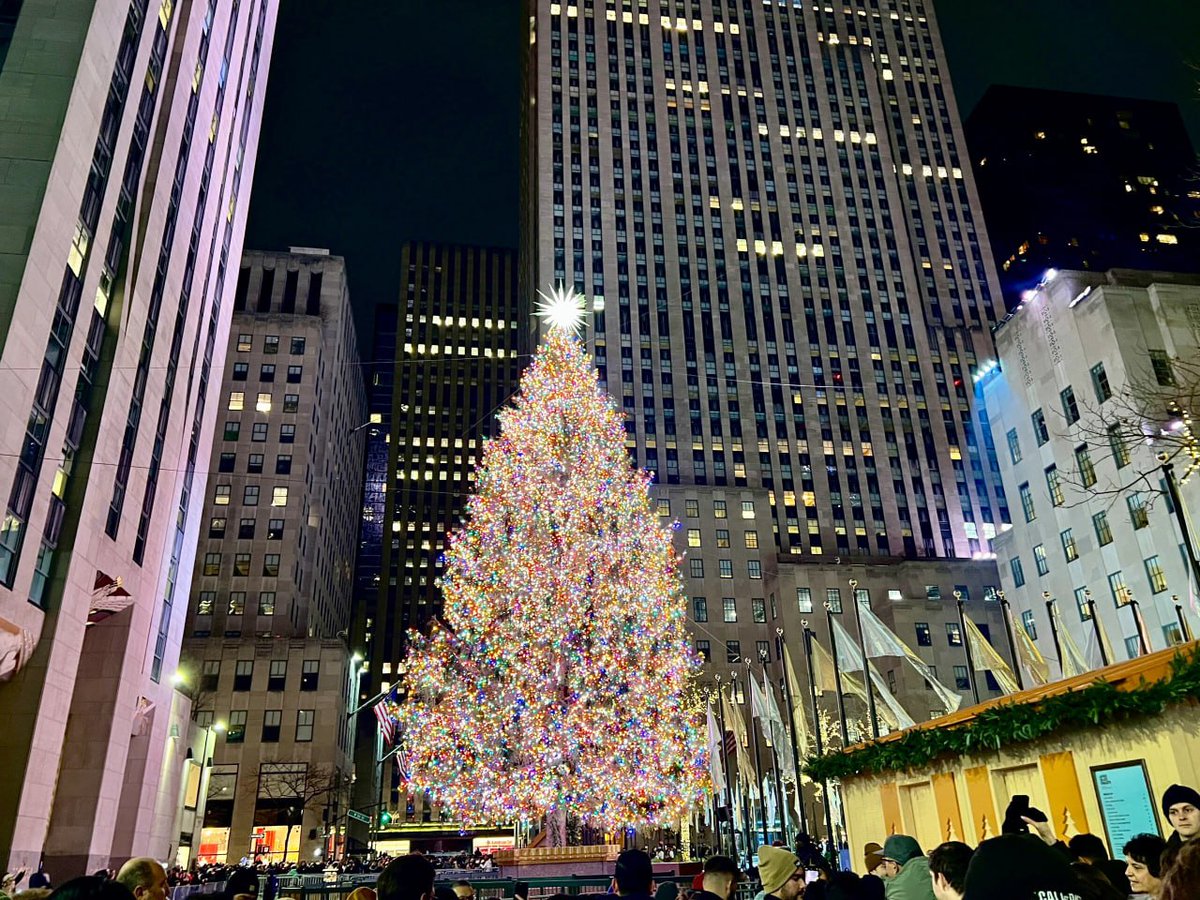 feiwong7924's tweet photo. Walking in a winter wonderland of city lights, where the glow of New York City meets the magic of Christmas.  Streets ablaze with holiday spirit, and the city that never sleeps is wrapped in festive dreams. #NYCChristmasMagic #CityLightsGlow https://t.co/RvvyBO7LI2