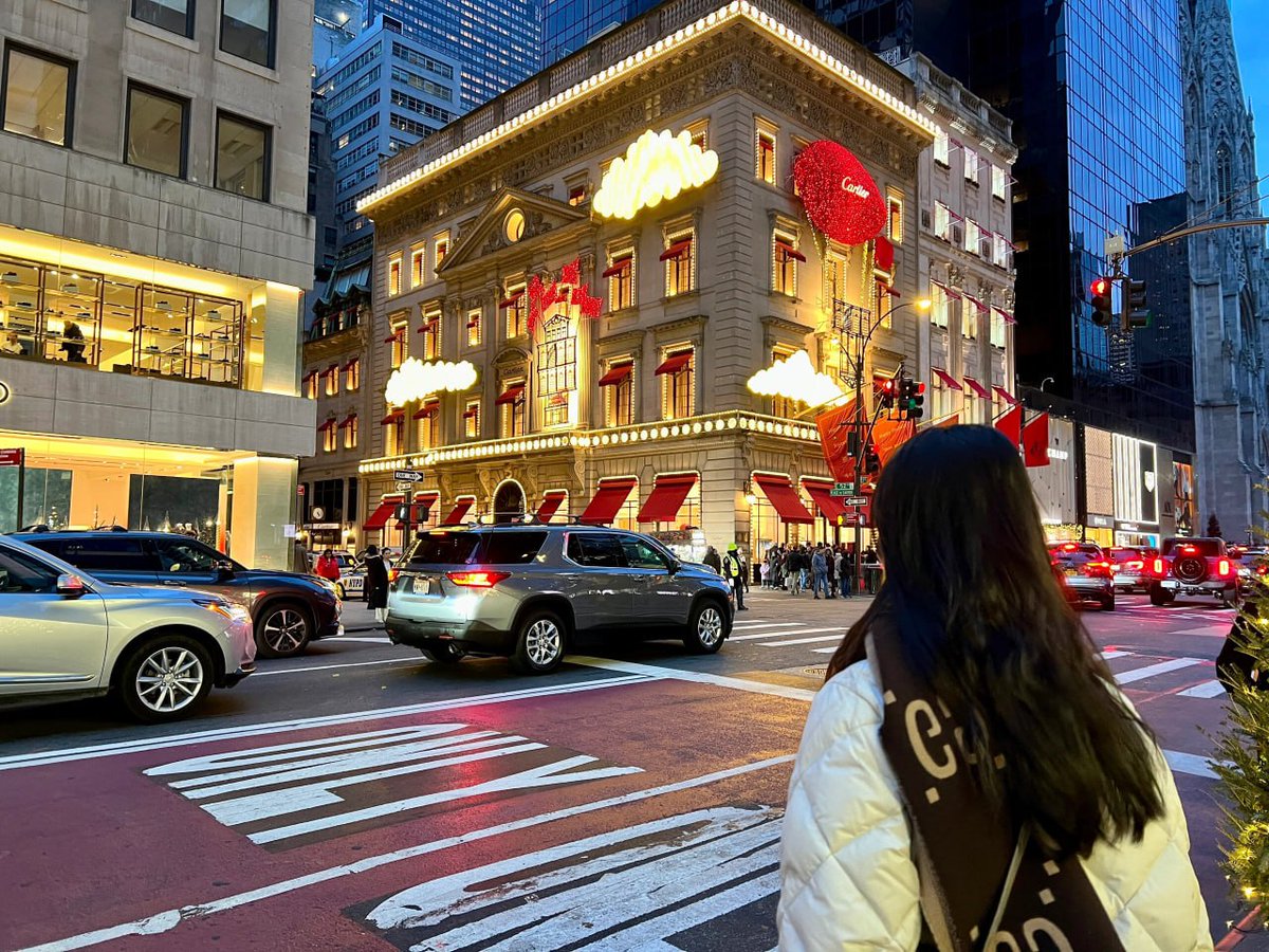 feiwong7924's tweet photo. Walking in a winter wonderland of city lights, where the glow of New York City meets the magic of Christmas.  Streets ablaze with holiday spirit, and the city that never sleeps is wrapped in festive dreams. #NYCChristmasMagic #CityLightsGlow https://t.co/RvvyBO7LI2