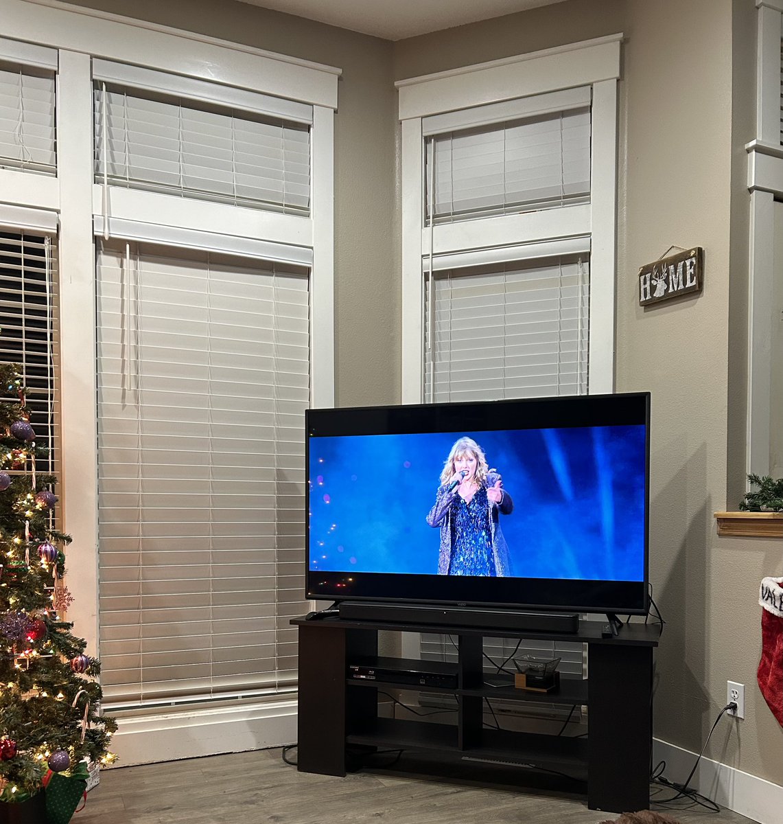 vallovestswift's tweet photo. Watching the #reptour before it leaves Netflix. ๐ญ This show was so amazing ๐
@taylorswift13 @taylornation13 https://t.co/YvbCHCDPfq