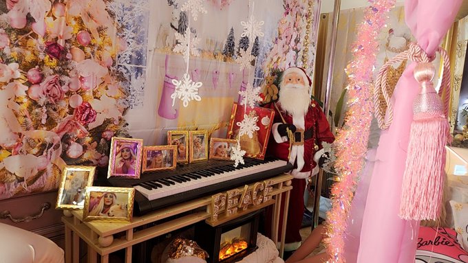 My 2023 Christmas / Holiday Cam Room Decor (from left to right)  It's a Pink Christmas  @camsdotcom https://t<a href="/tag/halloweencostume"class="tags"><span>#halloweencostume</span></a><a href="/tag/halloween2023"class="tags"><span>#halloween2023</span></a>