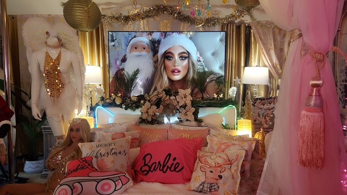 My 2023 Christmas / Holiday Cam Room Decor (from left to right)  It's a Pink Christmas  @camsdotcom https://t<a href="/tag/halloweencostume"class="tags"><span>#halloweencostume</span></a><a href="/tag/halloween2023"class="tags"><span>#halloween2023</span></a>