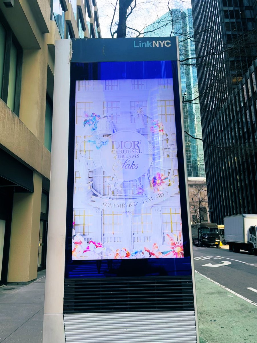 bella_chan0229's tweet photo. Diorジミンちゃん発見💙 Lexington Avenue🗽
#jimin #dior #bts #ジミン https://t.co/QYHQxAAn5a