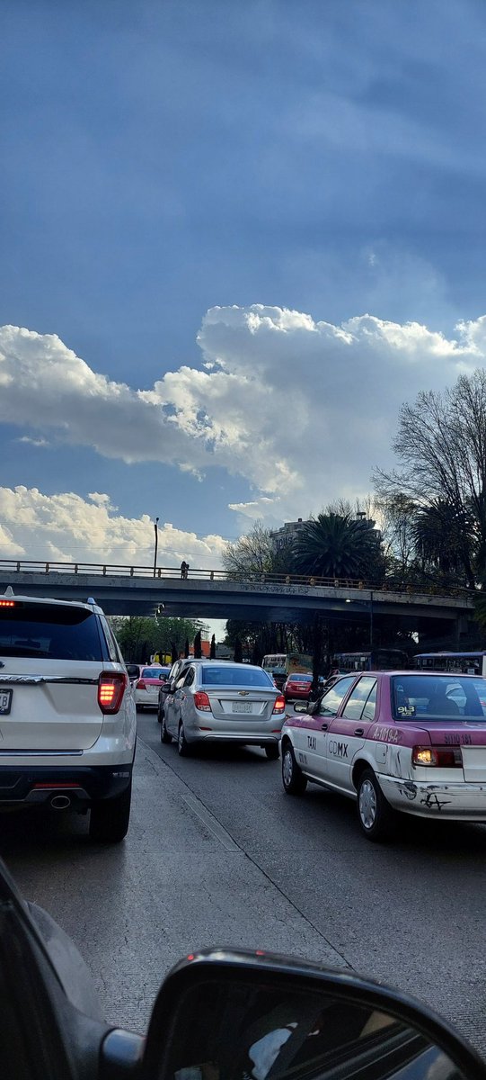 _zuuu_'s tweet photo. @UCS_GCDMX Hola hay un indigente en el puente peatonal en circuito a la altura de Chapultepec aventando cosas a los autos e intenta aventar una bocina https://t.co/zqS9ky4Y13