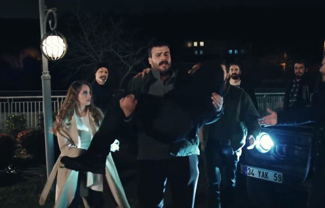 Ambar_Kralice's tweet photo. Well, it's time to confess... I love Osman, he won my heart when he said his dog was irreplaceable, and with this he makes me adore him more.❤️‍🩹
#HudutsuzSevda #OsBar https://t.co/JL6S1FPSrQ