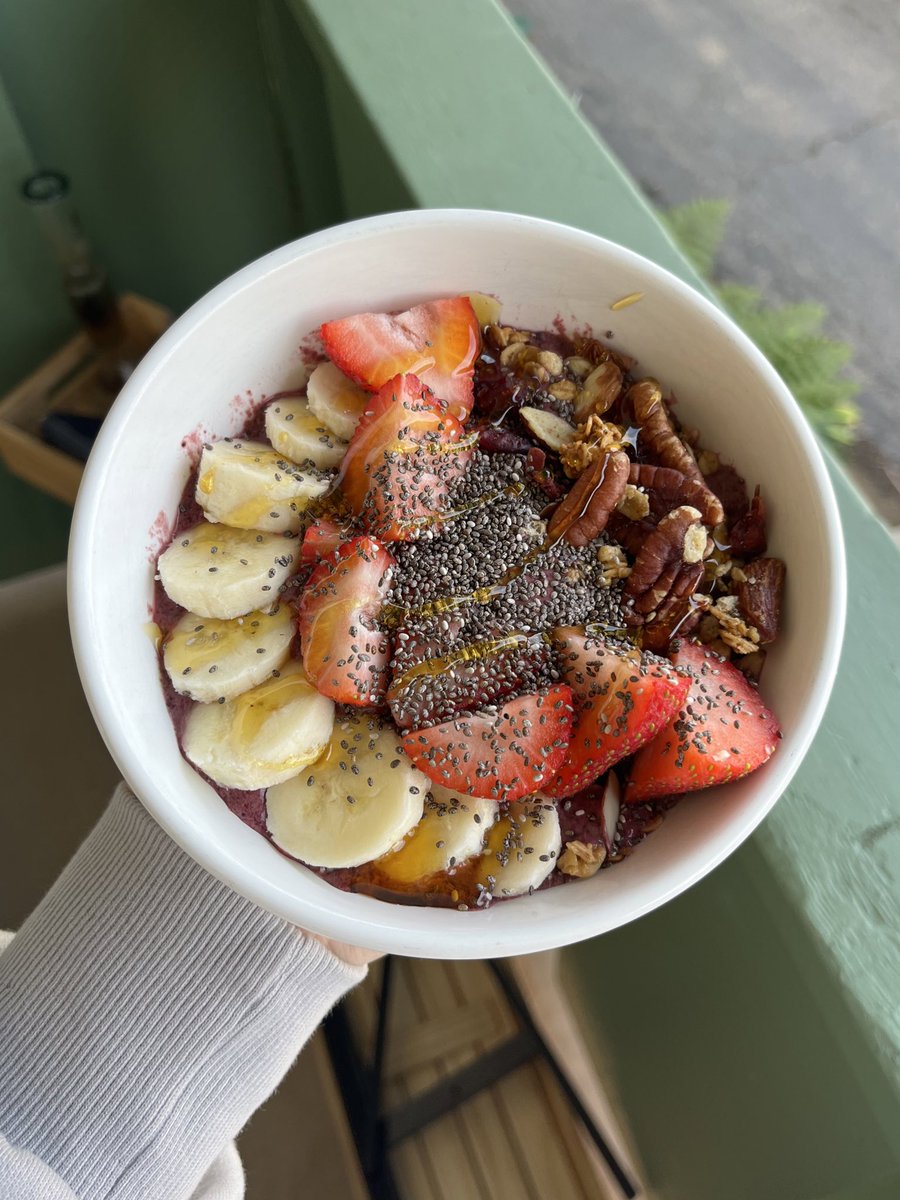catboysuh's tweet photo. babys first smoothie bowl #ChefAsh https://t.co/Cgrp12Et2w