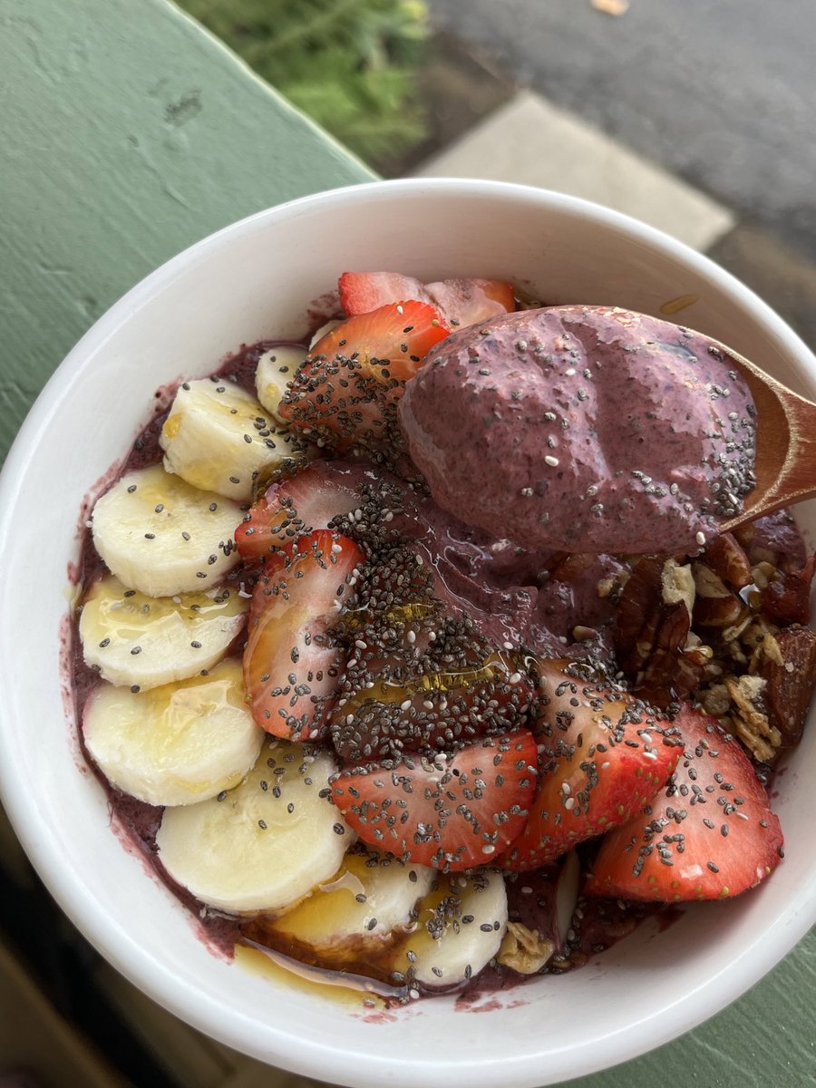 catboysuh's tweet photo. babys first smoothie bowl #ChefAsh https://t.co/Cgrp12Et2w