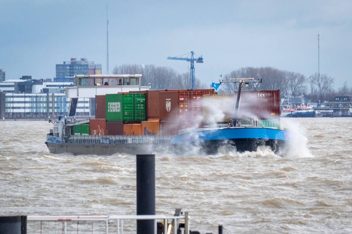 wsrivierenland's tweet photo. Springtij viel vandaag samen met hoogwater op de Merwede. Het levert geen extra risico op, wel prachtige beelden.
📷 1. Slot Loevestein
📷 2. Onstuimig weer
📷 3. natuurgebied Avelingen
📷 4. haven van Woudrichem
zie https://t.co/w3Log5RbhE
#hoogwater #springtij https://t.co/aDscEZeOUb