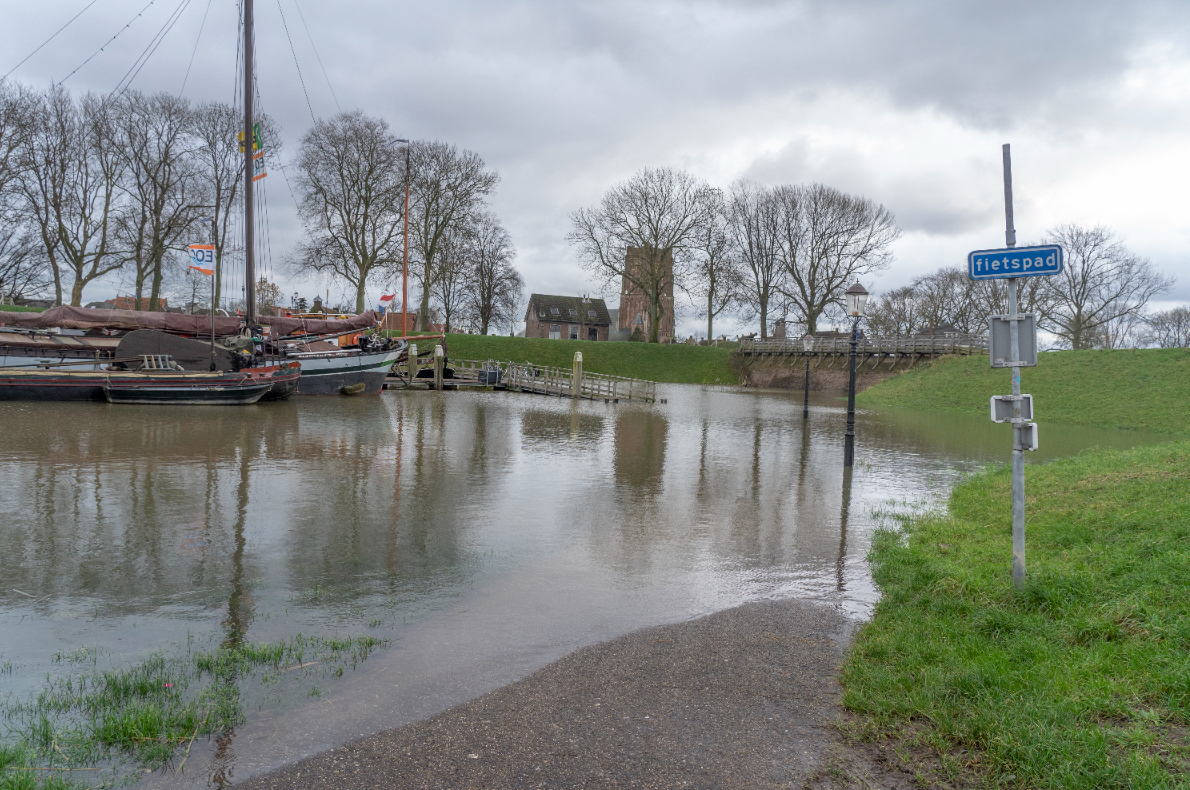 wsrivierenland's tweet photo. Springtij viel vandaag samen met hoogwater op de Merwede. Het levert geen extra risico op, wel prachtige beelden.
📷 1. Slot Loevestein
📷 2. Onstuimig weer
📷 3. natuurgebied Avelingen
📷 4. haven van Woudrichem
zie https://t.co/w3Log5RbhE
#hoogwater #springtij https://t.co/aDscEZeOUb