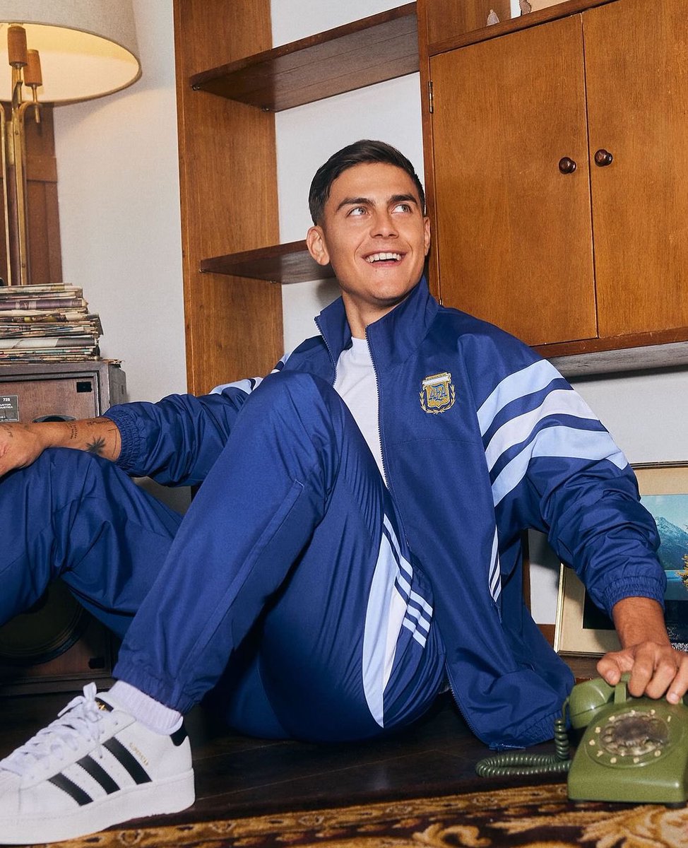 con una mano en el corazon y la otra en la…