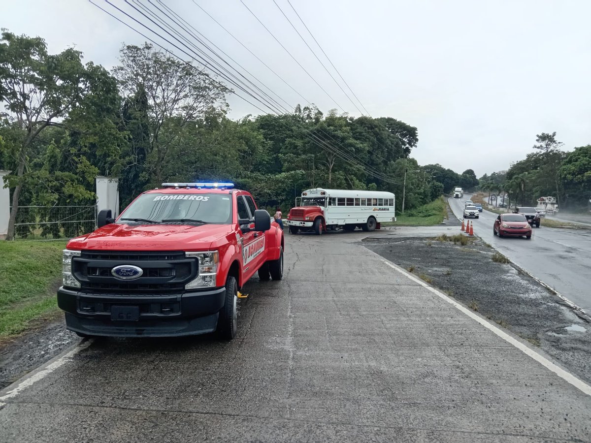 #PanamáOeste | Atendimos situación por accidente vehicular en Altos de Capira. Heridos son atendidos en sitio.