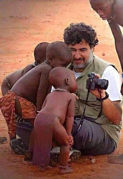 Un antropologo ha fatto un gioco con alcuni bambini di una tribù africana.

Mise un cesto pieno di frutta sotto un albero e disse loro: "Il primo bambino che raggiungerà l'albero riceverà l'intero cesto"

Quando ha dato loro il segnale di partenza, è rimasto sorpreso nel vedere