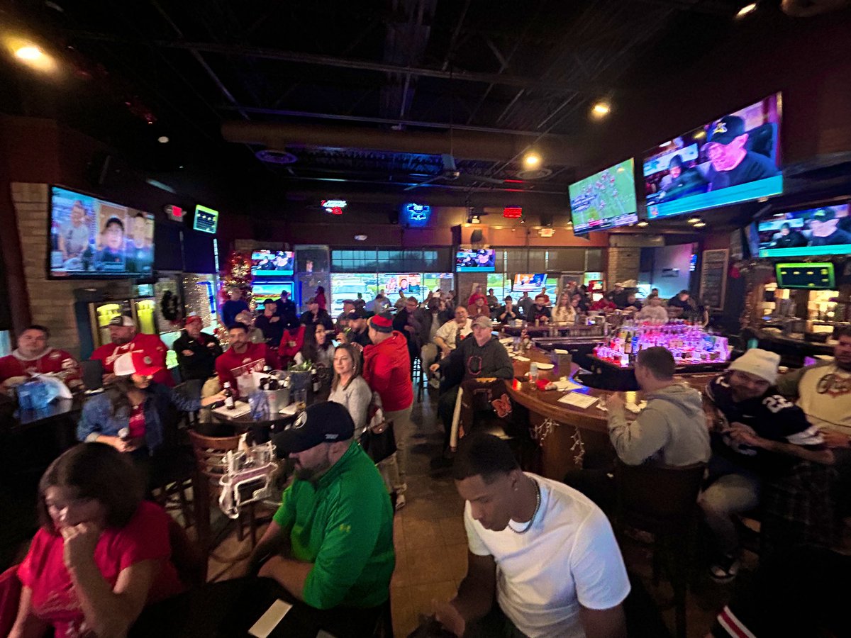 asianposh2022's tweet photo. @yogisdublin with @BuckeyeScoop #jeffgreen @CutToTheChaseSP @YountsChase32 @BradyKi96388807 🏈🅾️🙌🙏🅾️🏈👏👏👏👏@Menace2Sports Standing Room ONLY! #GoBucks #menacearmy https://t.co/qDQixCyLZo