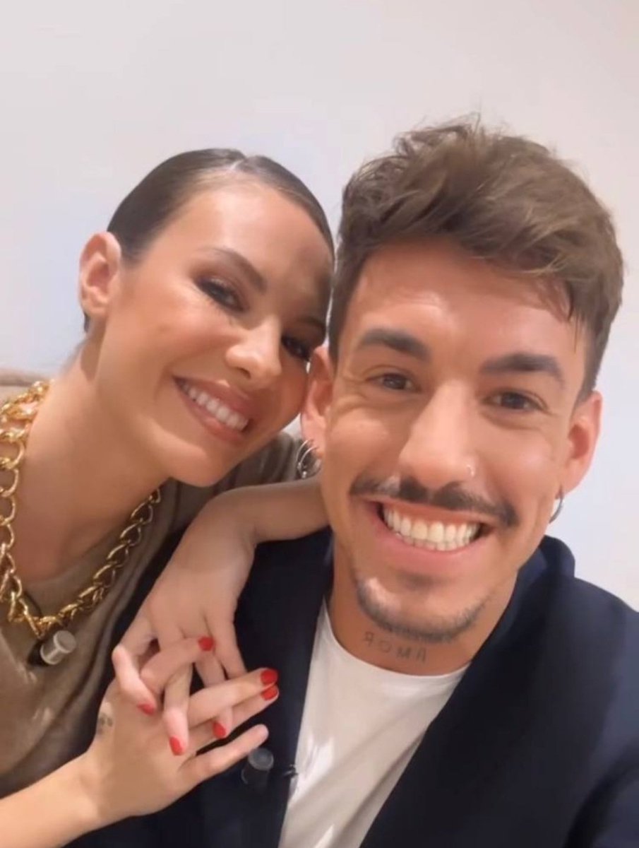 LoreniTaa_93's tweet image. Vamos hoy a topeeeee con los mejores sin dudaaaa 🥰🥰❤️❤️
Que bonitos sois de verdad❤️🥰
Osqueremos❤️🥰 @jessica_bueno90 @Luitingo 
Gracias por cada momento que compartiis❤️ morimos de amor con vosotros❤️🥰

#DeViernes29D #DeViernesConJessingo