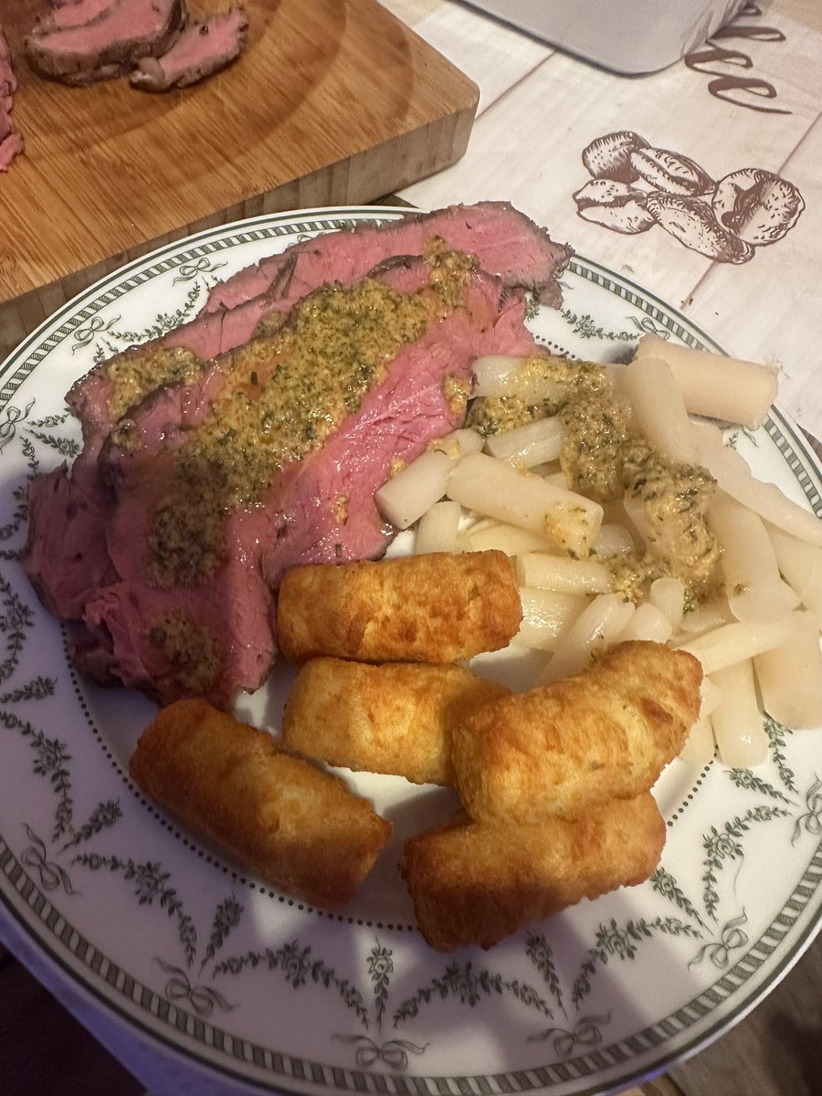 dadude1337's tweet photo. Kleiner Abendsnack, Roastbeef sous vide https://t.co/pUf1qRdVEf