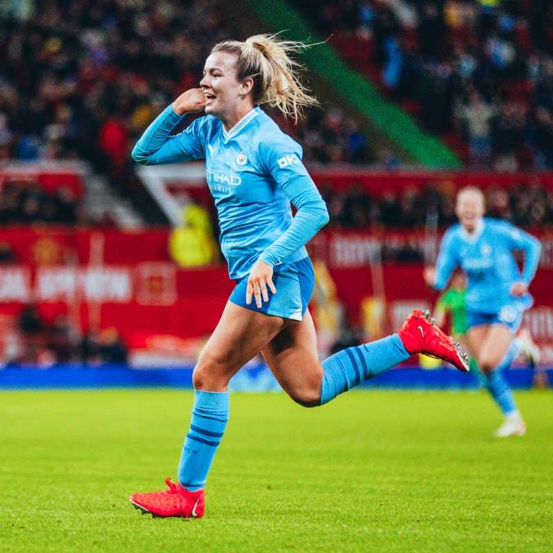 ManCity's tweet photo. ✨ @lauren__hemp has been awarded an MBE in the King’s New Years Honours List! 🤩

Congratulations Hempo, what an achievement 👏