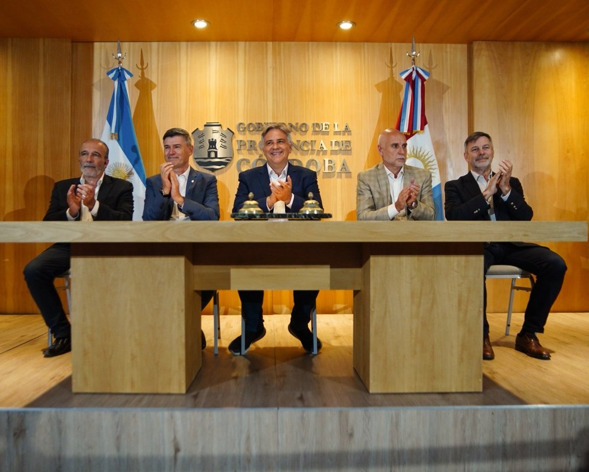 juliobanuelosok's tweet photo. Junto al Gobernador @MartinLlaryora, al intendente de Córdoba @PasseriniOk, al ministro de @MinSPcba, @ministroflopez y el viceintedente @javierpretto  ✉ Abrimos los sobres de las propuestas técnicas para la construcción de dos obras viales en el noroeste de la #Capital. https://t.co/lU1HfJ0Xy9