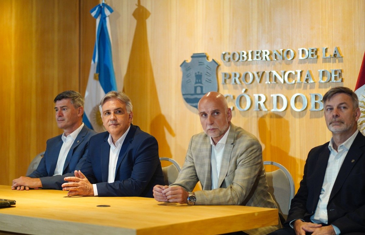 juliobanuelosok's tweet photo. Junto al Gobernador @MartinLlaryora, al intendente de Córdoba @PasseriniOk, al ministro de @MinSPcba, @ministroflopez y el viceintedente @javierpretto  ✉ Abrimos los sobres de las propuestas técnicas para la construcción de dos obras viales en el noroeste de la #Capital. https://t.co/lU1HfJ0Xy9
