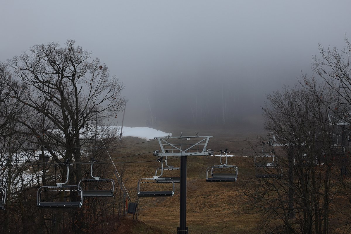 SteveRussell's tweet photo. All the precipitation is a little too warm for the Blue Mountain and other ski hills across the province.
Warm weather has all but the shortest runs closed, even the black diamond runs are the wrong kind of green. #SkiProblems #OntarioWeather https://t.co/oIR7ZKdTkC