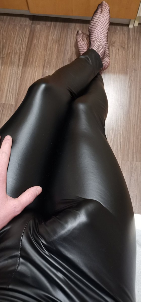 SissyLadyJanina's tweet photo. Zu gern hätte ich heute Abend noch einen Vertrag unterschrieben, aber der glückliche Sklave ist lieber schlafen gegangen.
Wer will seinen Platz einnehmen? https://t.co/yHsM2GaxYB