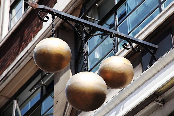 ColeOutlet's tweet image. Did you know? The three spheres hanging from a bar, often seen outside pawn shops, are a symbol that dates back to the Medici family of Florence, Italy. This powerful banking family used this symbol, which was later adopted by other pawnbrokers in Europe.